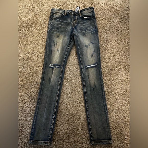 Two are size 32 and two are size 30 100$ brand new no lower then 80$ a pair.